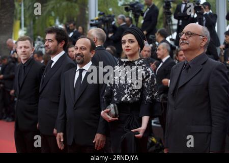 69. Festival de Cannes: Abschlussfeier (160522) -- CANNES, May 22, 2016 -- Iranian actress Taraneh Alidoosti(2nd R) and Iranian director Asghar Farhadi(C) pose as they arrive at the closing ceremony of the 69th Cannes Film Festival in Cannes, France, May 22, 2016. ) FRANCE-CANNES-FILM FESTIVAL-CLOSING CEREMONY-RED CARPET JinxYu PUBLICATIONxNOTxINxCHN   69 Festival de Cannes Closing Ceremony 160522 Cannes May 22 2016 Iranian actress Taraneh Alidoosti 2nd r and Iranian Director Asghar Farhadi C Pose As They Arrive AT The CLOSING Ceremony of The 69th Cannes Film Festival in Cannes France May 22 2 Stock Photo