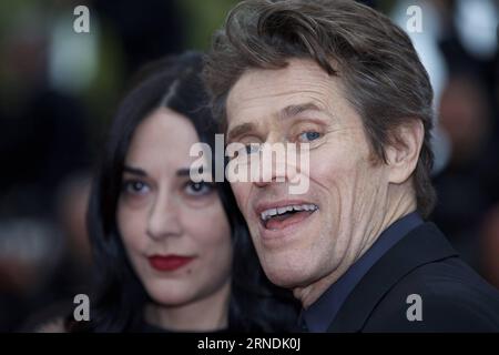 69. Festival de Cannes: Abschlussfeier (160522) -- CANNES, May 22, 2016 -- Actor Willem Dafoe(R) with wife Giada Colagrande poses on the red carpet as he arrives at the closing ceremony of the 69th Cannes Film Festival in Cannes, France, May 22, 2016. ) FRANCE-CANNES-FILM FESTIVAL-CLOSING CEREMONY-RED CARPET JinxYu PUBLICATIONxNOTxINxCHN   69 Festival de Cannes Closing Ceremony 160522 Cannes May 22 2016 Actor Willem Dafoe r With wife Giada Cola Grande Poses ON The Red Carpet As he arrives AT The CLOSING Ceremony of The 69th Cannes Film Festival in Cannes France May 22 2016 France Cannes Film F Stock Photo