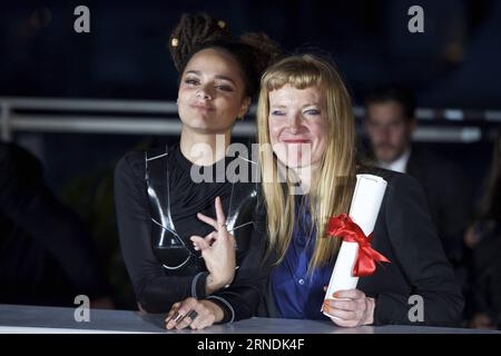 69. Festival de Cannes - Andrea Arnold bekommt Jurypreis (160522) -- CANNES, May 22, 2016 -- Director Andrea Arnold (R), Jury Prize Award winner for her film American Honey , reacts with actress Sasha Lane during a photocall after the closing ceremony of the 69th Cannes Film Festival in Cannes, France, May 22, 2016.) FRANCE-CANNES-FILM FESTIVAL-AWARD-PHOTOCALL JinxYu PUBLICATIONxNOTxINxCHN   69 Festival de Cannes Andrea Arnold gets Jury Award 160522 Cannes May 22 2016 Director Andrea Arnold r Jury Prize Award Winner for her Film American Honey reacts With actress Sasha Lane during a photo call Stock Photo