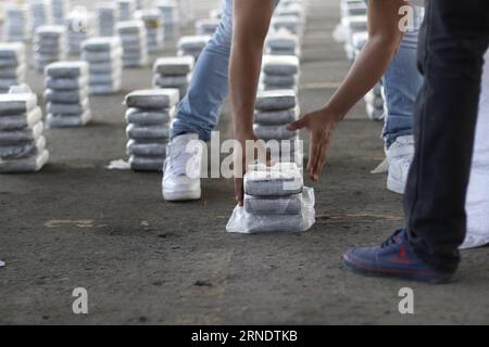 (160531) -- PANAMA CITY, May 30, 2016 -- A member of the National Police arranges packages of drugs confiscated in different operatives, during a press conference in Panama City, capital of Panama, on May 30, 2016. According to local press, elements of the National Police, along with the National Aeronaval Service confiscated 672 kilograms of drugs in operations at the weekend. Mauricio Valenzuela) (zjy) PANAMA-PANAMA CITY-DRUG TRAFFICKING e Mauricio PUBLICATIONxNOTxINxCHN   160531 Panama City May 30 2016 a member of The National Police arranges Packages of Drugs Confiscated in different opera Stock Photo