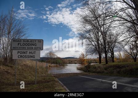 Unwetter in Australien (160607) -- CANBERRA, June 7, 2016 -- Photo taken on June 7, 2016 shows a submerged road due to the swelling of the Murrumbidgee River after heavy rains in Canberra, Australia. Four people have died while three are still missing from the massive storm front that hit Australia s east coast as major inland floods, giant waves and unusually high tides continue to wreak havoc. ) (djj) AUSTRALIA-CANBERRA-FLOOD JustinxQian PUBLICATIONxNOTxINxCHN   Storm in Australia 160607 Canberra June 7 2016 Photo Taken ON June 7 2016 Shows a submerged Road Due to The swelling of The Murrumb Stock Photo