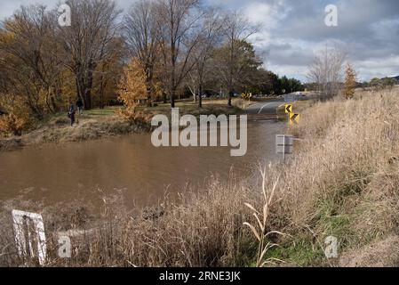 Unwetter in Australien (160607) -- CANBERRA, June 7, 2016 -- Photo taken on June 7, 2016 shows a submerged road due to the swelling of the Murrumbidgee River after heavy rains in Canberra, Australia. Four people have died while three are still missing from the massive storm front that hit Australia s east coast as major inland floods, giant waves and unusually high tides continue to wreak havoc. ) (djj) AUSTRALIA-CANBERRA-FLOOD JustinxQian PUBLICATIONxNOTxINxCHN   Storm in Australia 160607 Canberra June 7 2016 Photo Taken ON June 7 2016 Shows a submerged Road Due to The swelling of The Murrumb Stock Photo