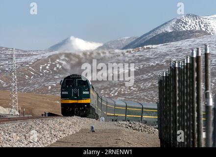 Qinghai-Tibet-Eisenbahn in China (160630) -- LHASA, June 30, 2016 -- File photo taken on June 13, 2007 shows a train passing the experimental area of thermal probes on the frozen ground in Kunlun Range along the Qinghai-Tibet railway, southwest China s Tibet Autonomous Region. The Qinghai-Tibet Railway turns 10 on July 1, 2016. The 1,956-kilometer-long railway, which began service in July 2006, is the world s highest and longest plateau railroad and also the first railway connecting the Tibet Autonomous Region with other parts of China. Ecological protection measures taken during and after the Stock Photo