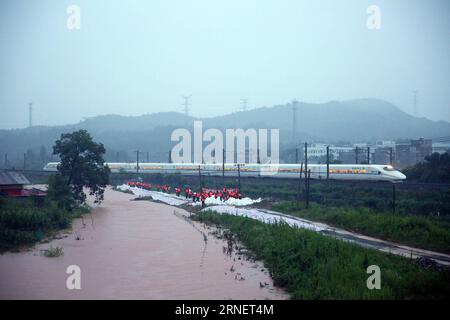 Bilder des Tages China: Überschwemmungen in Jangxi Provinz (160703) -- NANCHANG, July 3, 2016 -- Soldiers carry sandbags to reinforce a river dyke in Guilin Village of De an County, east China s Jiangxi Province, July 3, 2016. Two hundred armed police officers were sent to fix a dyke after nearby Daotuo River overflowed. ) (wyl/wjq) CHINA-JIANGXI-DE AN-FLOOD (CN ) WangxBaomao PUBLICATIONxNOTxINxCHN   Images the Day China Flooding in Jangxi Province 160703 Nanchang July 3 2016 Soldiers Carry sandbags to reinforce a River Dyke in Guilin Village of de to County East China S Jiangxi Province July Stock Photo