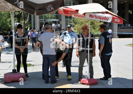 Putschversuch in der Türkei - Sicherheitskräfte vor Gerichtsgebäude in Ankara (160718) -- ANKARA, July 18, 2016 -- Security personnel conduct security check in front of Ankara courthouse in Ankara, Turkey on July 18, 2016. Extraordinary security measures have been observed in city center of Turkish capital Ankara, as special forces and police accompanied by armored vehicles patrol scores of streets. ) TURKEY-ANKARA-SECURITY MEASURES Mustafaxkaya PUBLICATIONxNOTxINxCHN   Coup attempt in the Turkey Security forces before Court buildings in Ankara 160718 Ankara July 18 2016 Security Personnel Con Stock Photo