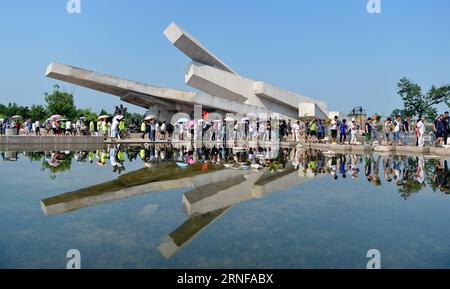 Bilder des Tages (160728) -- TANGSHAN, July 28, 2016 -- Residents visit Tangshan Earthquake Ruins Memorial Park to pay tribute to people killed in the 1976 Tangshan earthquake in Tangshan, north China s Hebei Province, July 28, 2016. Local residents mourn for the earthquake victims on Thursday to mark the 40th anniversary of the devastating earthquake that killed their family members and friends. )(wsw) CHINA-HEBEI-TANGSHAN-EARTHQUAKE-COMMEMORATION (CN) MouxYu PUBLICATIONxNOTxINxCHN   Images the Day 160728 Tang Shan July 28 2016 Residents Visit Tang Shan Earthquake Ruins Memorial Park to Pay T Stock Photo