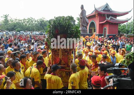 (160731) -- SEMARANG, July 31, 2016 -- People carry a golden statue of Zheng He during a memorial ceremony to commemorate the 611th anniversary of ancient Chinese navigator Zheng He s visit in Semarang, capital city of Central Java Province, Indonesia, July 31, 2016. Zheng He commanded expeditionary voyages to Southeast Asia, South Asia, Western Asia, and East Africa from 1405 to 1433. Semarang is one of several ports in Java visited by him in his seven expeditions to the Western Ocean. )(yy) INDONESIA-SEMARANG-ZHENG HE-611TH ANNIVERSARY-MEMORIAL CEREMONY DuxYu PUBLICATIONxNOTxINxCHN   160731 Stock Photo