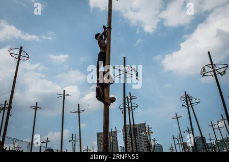 Unabhängigkeitstag in Indonesien (160817) -- JAKARTA, Aug. 17, 2016 -- People climb poles during celebrations of the 71st Indonesian Independence Day in Jakarta, Indonesia, on Aug. 17, 2016. Every year people around Jakarta city climb hundreds of poles, trying to get prizes on the top of the poles to celebrate the Indonesian Independence Day. ) (wtc) INDONESIA-JAKARTA-INDEPENDENCE DAY-CELEBRATION-POLE CLIMBING VerixSanovri PUBLICATIONxNOTxINxCHN   Independence Day in Indonesia 160817 Jakarta Aug 17 2016 Celebrities CLIMB Poles during celebrations of The 71st Indonesian Independence Day in Jaka Stock Photo