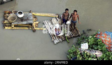 Themen der Woche Bilder des Tages Überschwemmungen in Indien (160822) -- PATNA, Aug. 21, 2016 -- People wait for relief beneath the Ganges flyover near Patna, capital of eastern Indian state of Bihar, on Aug. 21, 2016. India s holy river Ganges flowed above the danger level due to incessant rainfall in Bihar in the last few days. ) (syq) INDIA-PATNA-GANGES-FLOOD Stringer PUBLICATIONxNOTxINxCHN   Topics the Week Images the Day Flooding in India 160822 Patna Aug 21 2016 Celebrities Wait for Relief beneath The Ganges flyover Near Patna Capital of Eastern Indian State of Bihar ON Aug 21 2016 India Stock Photo