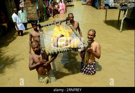 Bilder des Tages Überschwemmungen in Indien (160822) -- DANAPUR, Aug. 21, 2016 -- People transfer a woman to a safe area in a flooded street in Danapur, eastern Indian state of Bihar, on Aug. 21, 2016. India s holy river Ganges flowed above the danger level due to incessant rainfall in Bihar in the last few days. ) (syq) INDIA-DANAPUR-GANGES-FLOOD Stringer PUBLICATIONxNOTxINxCHN   Images the Day Flooding in India 160822 Danapur Aug 21 2016 Celebrities Transfer a Woman to a Safe Area in a flooded Street in Danapur Eastern Indian State of Bihar ON Aug 21 2016 India S Holy River Ganges flowed abo Stock Photo