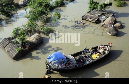 Bilder des Tages Überschwemmungen in Indien (160822) -- PATNA, Aug. 21, 2016 -- Photo taken on Aug. 21, 2016 shows an aerial view of submerged houses near Patna, capital of eastern Indian state of Bihar. India s holy river Ganges flowed above the danger level due to incessant rainfall in Bihar in the last few days. ) (syq) INDIA-PATNA-GANGES-FLOOD Stringer PUBLICATIONxNOTxINxCHN   Images the Day Flooding in India 160822 Patna Aug 21 2016 Photo Taken ON Aug 21 2016 Shows to Aerial View of submerged Houses Near Patna Capital of Eastern Indian State of Bihar India S Holy River Ganges flowed above Stock Photo