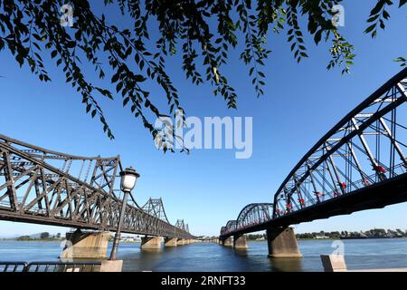 (160823) -- NANTONG, Aug. 22, 2016 -- Photo taken on Aug. 22, 2016 shows Friendship Bridge (L) and Broken Bridge (R) over the Yalu River on the border of China and the Democratic People s Republic of Korea (DPRK) in Dandong, northeast China s Liaoning Province. Dandong is the largest Chinese city bordering DPRK. ) (ry) CHINA-LIAONING-DANDONG-YALU RIVER (CN) XuxCongjun PUBLICATIONxNOTxINxCHN   160823 Nantong Aug 22 2016 Photo Taken ON Aug 22 2016 Shows friendship Bridge l and Broken Bridge r Over The Yalu River ON The Border of China and The Democratic Celebrities S Republic of Korea DPRK in Da Stock Photo