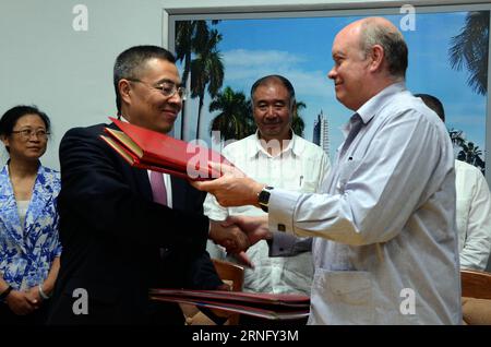 Zhang Xiangchen (L), deputy international trade representative with China s Ministry of Commerce, and Rodrigo Malmierca (R), Cuba s minister of foreign trade and investment, exchange the conclusive documents for joint projects in the sectors of telecommunications, industry and water resources in Havana, Cuba, on Aug. 26, 2016. Cuba and China on Friday signed new agreements aimed at deepening bilateral cooperation in a number of fields. Joaquin Hernandez) (djj) CUBA-HAVANA-CHINA-ECONOMIC COOPERATION Joaqu¨ªnxHern¨¢ndez PUBLICATIONxNOTxINxCHN   Zhang Xiangchen l Deputy International Trade Repres Stock Photo