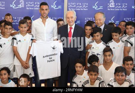 (160829) -- JAFFA, Aug. 28, 2016 () -- Former Israeli President Shimon Peres (C) poses with Israeli soccer star Eran Zahavi at the Peres Center for Peace in Jaffa, Israel, on Aug. 28, 2016. Shimon Peres appointed Zahavi as Ambassador for Peace in Sport Sunday. (/JINI) (SP)ISRAEL-JAFFA-SOCCER STAR ZAHAVI Xinhua PUBLICATIONxNOTxINxCHN   160829 Jaffa Aug 28 2016 Former Israeli President Shimon Peres C Poses With Israeli Soccer Star Eran Zahavi AT The Peres Center for Peace in Jaffa Israel ON Aug 28 2016 Shimon Peres Appointed Zahavi As Ambassador for Peace in Sports Sunday Jini SP Israel Jaffa So Stock Photo