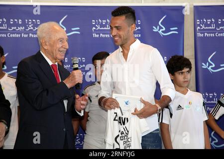 (160829) -- JAFFA, Aug. 28, 2016 () -- Former Israeli President Shimon Peres (L) talks with Israeli soccer star Eran Zahavi at the Peres Center for Peace in Jaffa, Israel, on Aug. 28, 2016. Shimon Peres appointed Zahavi as Ambassador for Peace in Sport Sunday. (/JINI) (SP)ISRAEL-JAFFA-SOCCER STAR ZAHAVI Xinhua PUBLICATIONxNOTxINxCHN   160829 Jaffa Aug 28 2016 Former Israeli President Shimon Peres l Talks With Israeli Soccer Star Eran Zahavi AT The Peres Center for Peace in Jaffa Israel ON Aug 28 2016 Shimon Peres Appointed Zahavi As Ambassador for Peace in Sports Sunday Jini SP Israel Jaffa So Stock Photo