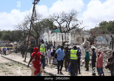 Bombenanschlag in Mogadischu (160830) -- MOGADISHU, Aug. 30, 2016 -- People gather at the explosion site in Mogadishu, capital of Somalia, on Aug. 30, 2016. At least seven people were killed and several others injured in a bomb explosion that hit a popular hotel in Mogadishu on Tuesday, police have confirmed. ) (syq) SOMALIA-MOGADISHU-EXPLOSION FaisalxIsse PUBLICATIONxNOTxINxCHN   Bombing in Mogadishu 160830 Mogadishu Aug 30 2016 Celebrities gather AT The Explosion Site in Mogadishu Capital of Somalia ON Aug 30 2016 AT least Seven Celebrities Were KILLED and several Others Injured in a Bomb Ex Stock Photo