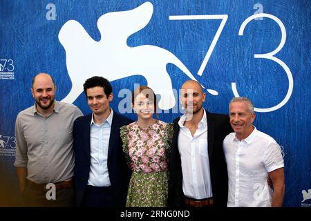 (160831) -- VENICE, Aug. 31, 2016 -- (From L to R) Producer Jordan Horowitz, director Damien Chazelle, actress Emma Stone, producers Fred Berger and Marc Platt pose during a photocall for the opening movie La La Land presented in competition before the opening ceremony of the 73rd Venice Film Festival in Venice, Italy, on Aug. 31, 2016. The annual Venice Film Festival lasts from Aug. 31 to Sept. 10 this year. ) (zjy) ITALY-VENICE-FILM FESTIVAL-LA LA LAND-PHOTOCALL JinxYu PUBLICATIONxNOTxINxCHN   160831 Venice Aug 31 2016 from l to r Producer Jordan Horowitz Director Damien Chazelle actress Emm Stock Photo