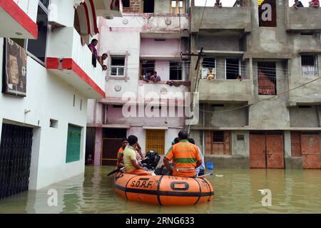 Bilder des Tages Überschwemmungen in Gaya, Indien (160907) -- GAYA, Sept. 7, 2016 () -- Rescue personnel ferry residents besieged by flood in Gaya District, Bihar, India, on Sept. 7, 2016. Rescues were operated by State Disaster Response Fund Wednesday among continuous flood in Gaya. Flood situation in this area appeared to be eased with the water level of swollen Ganga flowing below the danger mark, reported local media. (/Stringer) INDIA-GAYA-FLOOD Xinhua PUBLICATIONxNOTxINxCHN   Images the Day Flooding in Gaya India 160907 Gaya Sept 7 2016 Rescue Personnel Ferry Residents Besieged by Flood Stock Photo