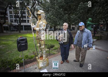 Lebende Statuen in Buenos Aires, Argentinien (160925) -- BUENOS AIRES, Sept. 25, 2016 -- Visitors view an artist of human living statues performing for the 17th National Contest of Living Statues in Buenos Aires, Argentina, on Sept. 24, 2016. )(zf) ARGENTINA-BUENOS AIRES-SOCIETY-EVENT MARTINxZABALA PUBLICATIONxNOTxINxCHN   live Statues in Buenos Aires Argentina  Buenos Aires Sept 25 2016 Visitors View to Artist of Human Living statues Performing for The 17th National Contest of Living statues in Buenos Aires Argentina ON Sept 24 2016 ZF Argentina Buenos Aires Society Event MartinXZabala PUBLIC Stock Photo