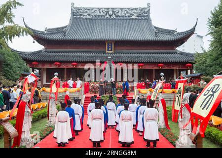 (160928) -- NANJING, Sept. 28, 2016 -- People dressed in traditional Chinese costume perform at a ceremony to mark the 2567th birthday of Confucius, in Nanjing, capital of east China s Jiangsu Province, Sept. 28, 2016. Confucius, a great Chinese thinker and philosopher, has his birthday celebrated around the country here on Wednesday.) (cxy) CHINA-CONFUCIUS-BIRTHDAY (CN) SuxYang PUBLICATIONxNOTxINxCHN   Nanjing Sept 28 2016 Celebrities Dressed in Traditional Chinese costume perform AT a Ceremony to Mark The  Birthday of Confucius in Nanjing Capital of East China S Jiangsu Province Sept 28 2016 Stock Photo