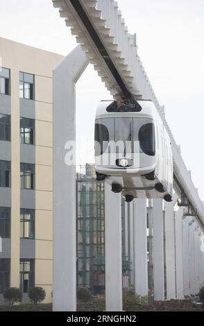 Schwebebahn in Chengdu, China (160930) -- CHENGDU, Sept. 30, 2016 -- Photo taken on Sept. 30, 2016 shows a lithium-battery powered train suspended from a railway line in Chengdu, southwest China s Sichuan Province. China s first suspension railway line finished its test run Friday. The train, which has a speed of 60 km per hour, successfully ran along the 300-meter test section of the railway line after being suspended from the line.) (mp) CHINA-CHENGDU-SUSPENSION RAILWAY-TEST RUN (CN) JiangxHongjing PUBLICATIONxNOTxINxCHN   Levitation train in Chengdu China  Chengdu Sept 30 2016 Photo Taken O Stock Photo