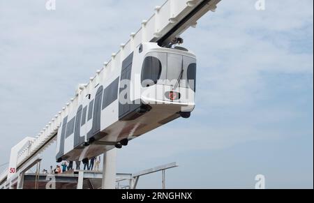 Schwebebahn in Chengdu, China (160930) -- CHENGDU, Sept. 30, 2016 -- Photo taken on Sept. 30, 2016 shows a lithium-battery powered train suspended from a railway line in Chengdu, southwest China s Sichuan Province. China s first suspension railway line finished its test run Friday. The train, which has a speed of 60 km per hour, successfully ran along the 300-meter test section of the railway line after being suspended from the line.) (mp) CHINA-CHENGDU-SUSPENSION RAILWAY-TEST RUN (CN) JiangxHongjing PUBLICATIONxNOTxINxCHN   Levitation train in Chengdu China  Chengdu Sept 30 2016 Photo Taken O Stock Photo