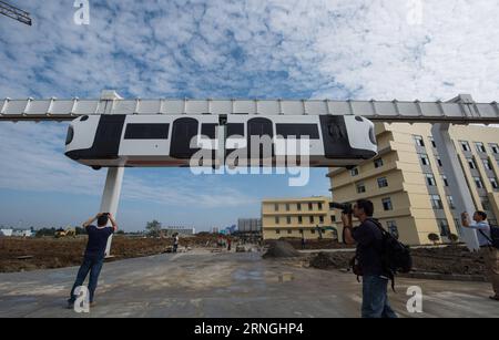 Schwebebahn in Chengdu, China (160930) -- CHENGDU, Sept. 30, 2016 -- Photo taken on Sept. 30, 2016 shows a lithium-battery powered train suspended from a railway line in Chengdu, southwest China s Sichuan Province. China s first suspension railway line finished its test run Friday. The train, which has a speed of 60 km per hour, successfully ran along the 300-meter test section of the railway line after being suspended from the line.) (mp) CHINA-CHENGDU-SUSPENSION RAILWAY-TEST RUN (CN) JiangxHongjing PUBLICATIONxNOTxINxCHN   Levitation train in Chengdu China  Chengdu Sept 30 2016 Photo Taken O Stock Photo