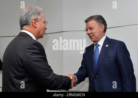 Bilder des Tages Kolumbien: Beratungen über Alternativen zum Friedensvertrag mit den Farc-Rebellen (161005) -- BOGOTA, Oct. 5, 2016 -- Colombian President Juan Manuel Santos (R) meets with former Colombian President and senator Alvaro Uribe at the Narino Palace in Bogota, capital of Colombia, on Oct. 5, 2016. Both sides discussed how to push the peace process with the Revolutionary Armed Forces of Colombia (FARC) forward, after voters rejected the peace agreement signed by the government and the FARC in Sunday s referendum. A statement from the presidency stated that Santos had invited Uribe a Stock Photo