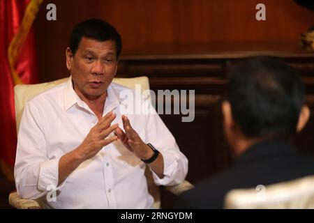 Kostümierte Stand-Up-Paddler in St. Petersburg, Russland (161017) -- MANILA, Oct. 17, 2016 -- Philippine President Rodrigo Duterte (L) speaks during an interview with Xinhua News Agency in Manila, the Philippines, Oct. 13, 2016. Duterte has said that his country expects to boost traditional friendship with China and further bilateral trade and economic cooperation. ) (dtf) PHILIPPINES-MANILA-DUTERTE-INTERVIEW-CHINA ROUELLExUMALI PUBLICATIONxNOTxINxCHN   Kostümierte stand up Paddlers in St Petersburg Russia  Manila OCT 17 2016 Philippine President Rodrigo Duterte l Speaks during to Interview Wi Stock Photo
