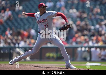 HOUSTON, TX - JUNE 17: Cincinnati Reds starting pitcher Hunter Greene (21)  delivers a pitch during the baseball game between the Cincinnati Reds and  Houston Astros at Minute Maid Park on June