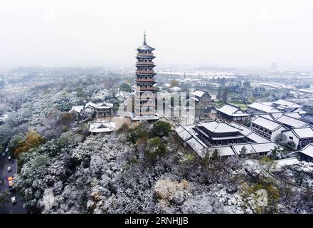 (161123) -- YANGZHOU, Nov. 23, 2016 -- Aerial photo taken on Nov. 23, 2016 shows Daming Temple after snowfall in Yangzhou, east China s Jiangsu Province. ) (zkr) CHINA-SNOWFALL-SCENERY(CN) LiuxJiangrui PUBLICATIONxNOTxINxCHN   Yang Zhou Nov 23 2016 Aerial Photo Taken ON Nov 23 2016 Shows Daming Temple After snowfall in Yang Zhou East China S Jiangsu Province CCR China snowfall scenery CN  PUBLICATIONxNOTxINxCHN Stock Photo