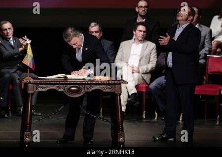 Kolumbien schließt neues Abkommen mit FARC-Guerilla (161124) -- BOGOTA, Nov. 24, 2016 -- Colombian President Juan Manuel Santos (L, front) and the leader of the Revolutionary Armed Forces of Colombia (FARC), Rodrigo Londono (R, front), participate in the signing ceremony of a revised peace agreement between the Colombian government and FARC at Colon Theater in Bogota, capital of Colombia, on Nov. 24, 2016. Juan Manuel Santos and Rodrigo Londono signed a revised peace agreement here on Thursday. This revised agreement will be sent to Congress. ) COLOMBIA-BOGOTA-GOVERNMENT-FARC-REVISED PEACE AGR Stock Photo
