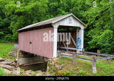 Bridge # 35-84-06 Built in 1894 as a multiple kingpost design, the Henry Bridge spans the West Branch of the Little Hocking River near Cutler in Fairf Stock Photo