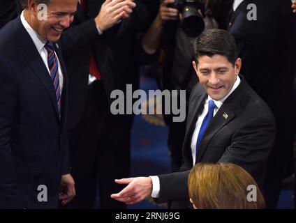 Bilder des Tages USA: 115. Kongress wählt Paul Ryan erneut zum Sprecher des Repräsentantenhauses (170103) -- WASHINGTON, Jan. 3, 2017 -- Paul Ryan is congratulated after being re-elected as House Speaker during the opening of the 115th U.S. Congress on Capitol Hill in Washington D.C., the United States, on Jan. 3, 2017. The 115th U.S. Congress convenes on Tuesday with Republican Paul Ryan re-elected as House Speaker as expected while outgoing Vice President Joe Biden presides over the old Senate chamber for the last time. ) U.S.-WASHINGTON D.C.-HOUSE SPEAKER-PAUL RYAN YinxBogu PUBLICATIONxNOTx Stock Photo