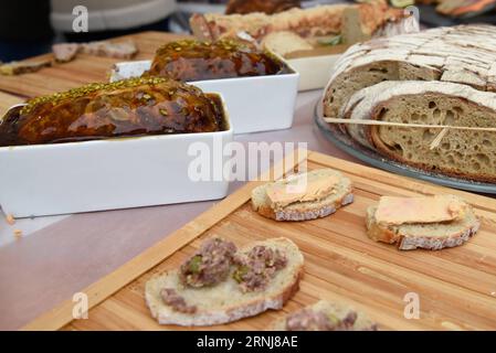 (170107) -- PARIS, Jan. 7, 2017 -- Photo taken on Jan. 7, 2016 shows pastries for sale during a charity bazaar in Paris, France. Dozens of pastry cooks on Saturday gathered at the Place Saint-Germain des Pres for a charity bazaar in Paris. )(gl) FRANCE-PARIS-CHARITY BAZAAR-LA GALETTE DU COEUR 2017 ChenxYichen PUBLICATIONxNOTxINxCHN   Paris Jan 7 2017 Photo Taken ON Jan 7 2016 Shows pastries for Sale during a Charity Bazaar in Paris France Dozens of Pastry Cooks ON Saturday gathered AT The Place Saint Germain the Pres for a Charity Bazaar in Paris GL France Paris Charity Bazaar La Galette you C Stock Photo