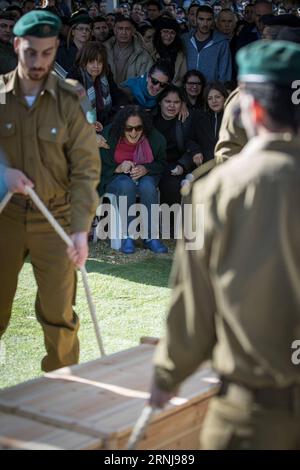 Bilder des Tages Lkw-Anschlag in Jerusalem: Beerdigung eines Soldaten (170109) -- JERUSALEM, Jan. 9, 2017 -- Shir Hajaj s relatives cry as her coffin is lowered into the grave at Mount Herzl Cemetery in Jerusalem, Jan. 9, 2017. Four Israeli soldiers were killed and 15 more were wounded during a truck-ramming on Sunday in Jerusalem.Guo Yu) (zjy) MIDEAST-JERUSALEM-FUNERAL-ATTACK VICTIM guoyu PUBLICATIONxNOTxINxCHN   Images the Day Trucks Stop in Jerusalem Funeral a Soldiers  Jerusalem Jan 9 2017 Shir  S Relatives Cry As her Coffin IS lowered into The Grave AT Mount Herzl Cemetery in Jerusalem Ja Stock Photo