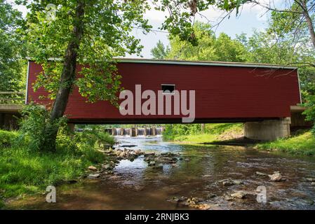 Bridge # 35-68-05 The Robert’s Bridge was built in 1829 and is Ohio’s oldest covered bridge. It is one of only six double barreled or dual wagon-way b Stock Photo