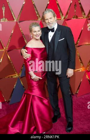 (170227) -- LOS ANGELES, Feb. 26, 2017 -- Nominee for Best Supporting Actor Hell or High Water Jeff Bridges(R) arrives for the red carpet of the 89th Academy Awards at the Dolby Theater in Los Angeles, the United States, on Feb. 26, 2017. )(gj) U.S.-LOS ANGELES-OSCAR-RED CARPET YangxLei PUBLICATIONxNOTxINxCHN   Los Angeles Feb 26 2017 Nominee for Best Supporting Actor Bright or High Water Jeff Bridges r arrives for The Red Carpet of The 89th Academy Awards AT The Dolby Theatre in Los Angeles The United States ON Feb 26 2017 GJ U S Los Angeles Oscar Red Carpet YangxLei PUBLICATIONxNOTxINxCHN Stock Photo