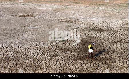 (170306) -- CHENNAI, INDIA, March 6, 2017 -- Picture shows arid Chembarabakkam reservoir, the major water source for Chennai, capital of southern Indian state of Tamil Nadu, March 6, 2017. Southern India states including Karnataka, Kerala and Tamil Nadu are expected to face severe drought this coming summer, forecasted local meteorologists. ) (lrz) INDIA-CHENNAI-DROUGHT-ARID RESERVOIR Stringer PUBLICATIONxNOTxINxCHN Stock Photo