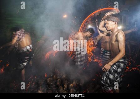 (170328) -- BALI, March 28, 2017-- -- Balinese men take part in Mesabatan Api or the sacred battle of fire at Pakraman Nagi village, in Gianyar, Bali, Indonesia. March 27, 2017, one day before Nyepi, the day of silence. )(yy) INDONESIA-BALI-RITUAL-FIRE Stringer PUBLICATIONxNOTxINxCHN   Bali March 28 2017 Balinese Men Take Part in Mesabatan API or The Sacred Battle of Fire AT  NAGI Village in Gianyar Bali Indonesia March 27 2017 One Day Before Nyepi The Day of Silence yy Indonesia Bali Ritual Fire Stringer PUBLICATIONxNOTxINxCHN Stock Photo