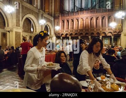 (170405) -- NEW YORK, April 5, 2017 () -- Staff members of Bank of China (BOC) New York branch take part in the Thanksgiving community dinner service in New York, the United States, on Nov. 25, 2016. Apart from the contributions to the local economy and job opportunities, Chinese enterprises have made continuous efforts in education projects, charity events and community works in the United States in the past years. () (gl) U.S.-CHINESE ENTERPRISE Xinhua PUBLICATIONxNOTxINxCHN   New York April 5 2017 Staff Members of Bank of China BOC New York Branch Take Part in The Thanksgiving Community Din Stock Photo