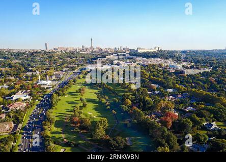 (170421) -- JOHANNESBURG, April 21, 2017 -- Photo taken on April 20, 2017 shows an aerial view of Killarney and Johannesburg Town, South Africa. The City of Johannesburg Local Municipality is situated in the northeastern part of South Africa with a population of around 4 million. Being the largest city and economic center of South Africa, it has a reputation for its man-made forest of about 10 million trees. ) (gl) SOUTH AFRICA-JOHANNESBURG-AERIAL VIEW ZhaixJianlan PUBLICATIONxNOTxINxCHN   Johannesburg April 21 2017 Photo Taken ON April 20 2017 Shows to Aerial View of Killarney and Johannesbur Stock Photo