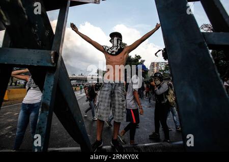 (170425) -- CARACAS, April 25, 2017 -- Demonstrators take part in a protest in Caracas, Venezuela, on April 24, 2017. Venezuelan Foreign Minister Delcy Rodriguez on Saturday called for true and accessible global media coverage of the recent situation in the country. Since April 1, Venezuela has seen intense protests by both government and opposition supporters in Caracas and across the country, which have claimed at least 15 lives. Boris Vergara) (da) (rtg) (yy) VENEZUELA-CARACAS-PROTEST e BorisxVergara PUBLICATIONxNOTxINxCHN   Caracas April 25 2017 demonstrator Take Part in a Protest in Carac Stock Photo