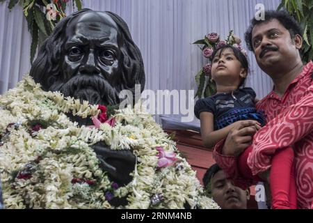 (170509) -- KOLKATA, May 9, 2017 -- An Indian man and his children pose beside the statue of Nobel laureate poet Rabindranath Tagore during the celebration on the 156th birth anniversary of Tagore in Kolkata, capital of eastern Indian state West Bengal on May 9, 2017. Tagore was the first Asian to win Nobel Prize for his collection of poems Geetanjali in 1913. ) (zjy) INDIA-KOLKATA-TAGORE-BIRTH ANNIVERSARY TumpaxMondal PUBLICATIONxNOTxINxCHN   Kolkata May 9 2017 to Indian Man and His Children Pose Beside The Statue of Nobel Laureate Poet Rabindranath Tagore during The Celebration ON The 156th Stock Photo