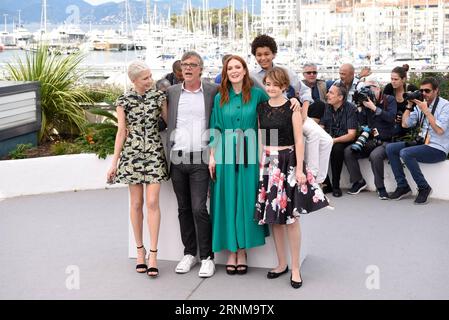 (170518) -- CANNES, May 18, 2017 -- Cast members Michelle Williams (1st L), Julianne Moore (3rd R), Jaden Michael (2nd R), Millicent Simmonds (1st R) and director Todd Haynes (2nd L) of the film Wonderstruck pose for a photocall in Cannes, France, on May 18, 2017. The film Wonderstruck directed by American director Todd Haynes will compete for the Palme d Or on the 70th Cannes Film Festival. )(zcc) FRANCE-CANNES-70TH CANNES FILM FESTIVAL-IN COMPETITION-WONDERSTRUCK-PHOTOCALL ChenxYichen PUBLICATIONxNOTxINxCHN   Cannes May 18 2017 Cast Members Michelle Williams 1st l Julianne Moore 3rd r Jaden Stock Photo