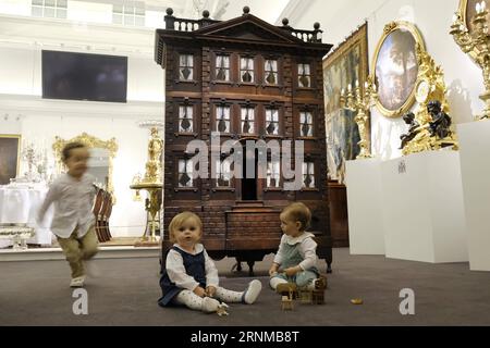 (170520) -- LONDON, May 20, 2017 -- Children play in front of a large unusual 18th century George II Palladian Baby House from which the collection of objects from the Belgravia home of Lord Ballyedmond is presented in the Sotheby s auction house sale which recalls the aristocratic London town house in London, Britain on May 19, 2017. ) (gj) BRITAIN-LONDON-SOTHEBY S-THE BALLYEDMOND COLLECTION RayxTang PUBLICATIONxNOTxINxCHN   London May 20 2017 Children Play in Front of a Large unusual 18th Century George II Palladian Baby House from Which The Collection of Objects from The Belgravia Home of L Stock Photo