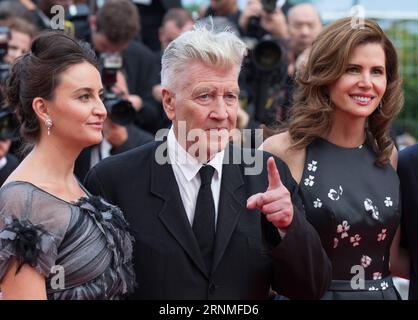 (170526) -- CANNES, May 26, 2017 -- US director David Lynch (C), his wife Emily Stofle (L) and producer Desiree Gruber pose on the red carpet for the screening of the new episodes of Twin Peak during the 70th annual Cannes Film Festival at Palais des Festivals in Cannes, France, on May 25, 2017. ) (yy) FRANCE-CANNES-DAVID LYNCH-TWIN PEAK-SCREENING xuxjinquan PUBLICATIONxNOTxINxCHN   Cannes May 26 2017 U.S. Director David Lynch C His wife Emily Stofle l and Producer Desiree Gruber Pose ON The Red Carpet for The Screening of The New Episodes of Twin Peak during The 70th Annual Cannes Film Festiv Stock Photo