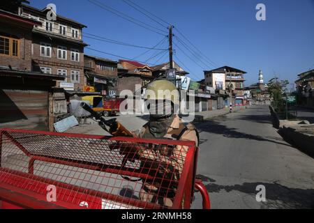 (170529) -- SRINAGAR, May 29, 2017 -- An Indian paramilitary trooper stands guard at a barricade during curfew-like restrictions in downtown Srinagar, summer capital of Indian-controlled Kashmir, May 29, 2017. Curfew-like restrictions have been imposed in several areas of Srinagar to prevent protests and clashes. ) (zcc) KASHMIR-SRINAGAR-RESTRICTIONS JavedxDar PUBLICATIONxNOTxINxCHN   Srinagar May 29 2017 to Indian paramilitary Trooper stands Guard AT a Barricade during Curfew Like Restrictions in Downtown Srinagar Summer Capital of Indian Controlled Kashmir May 29 2017 Curfew Like Restriction Stock Photo