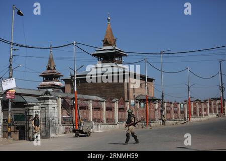 (170529) -- SRINAGAR, May 29, 2017 -- Indian paramilitary troopers stand guard outside the Jamia Masjid (grand mosque) during curfew-like restrictions in downtown Srinagar, summer capital of Indian-controlled Kashmir, May 29, 2017. Curfew-like restrictions have been imposed in several areas of Srinagar to prevent protests and clashes. ) (zcc) KASHMIR-SRINAGAR-RESTRICTIONS JavedxDar PUBLICATIONxNOTxINxCHN   Srinagar May 29 2017 Indian paramilitary Troopers stand Guard outside The Jamia Masjid Grand Mosque during Curfew Like Restrictions in Downtown Srinagar Summer Capital of Indian Controlled K Stock Photo