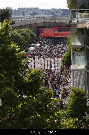 (170601) -- PARIS, June 1, 2017 -- Spectators are seen on the thoroughfare on Day 4 at French Open Tennis Tournament 2017 in Roland Garros, Paris, France, on May 31, 2017. ) (SP)FRANCE-PARIS-TENNIS-ROLAND GARROS-DAY 4 HanxYan PUBLICATIONxNOTxINxCHN   Paris June 1 2017 spectators are Lakes ON The thoroughfare ON Day 4 AT French Open Tennis Tournament 2017 in Roland Garros Paris France ON May 31 2017 SP France Paris Tennis Roland Garros Day 4 HanxYan PUBLICATIONxNOTxINxCHN Stock Photo